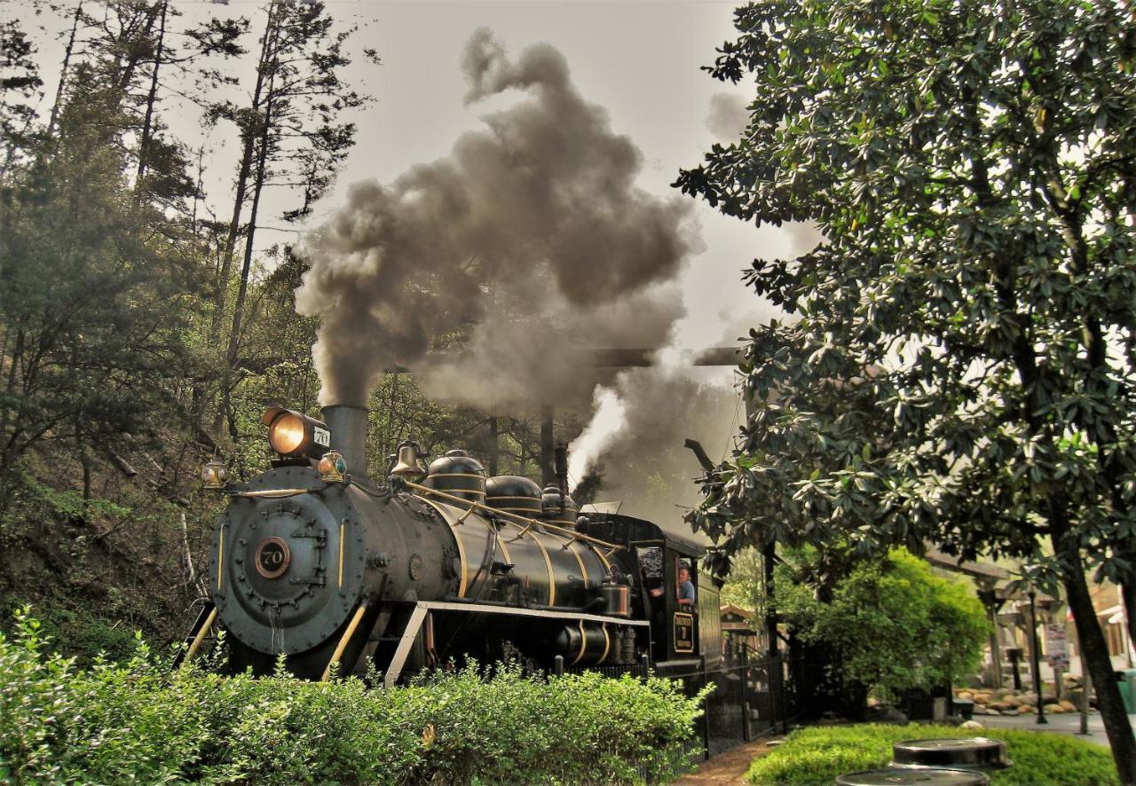 Moonshine Chalet, Hot Tub, Pool Access, Wifi, 1089 Free Tickets Each Paid Day, Dollywood And More Гатлинбург Экстерьер фото