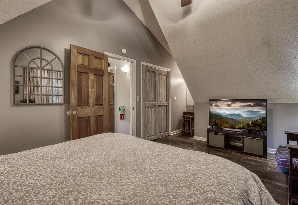 Moonshine Chalet, Hot Tub, Pool Access, Wifi, 1089 Free Tickets Each Paid Day, Dollywood And More Гатлинбург Экстерьер фото