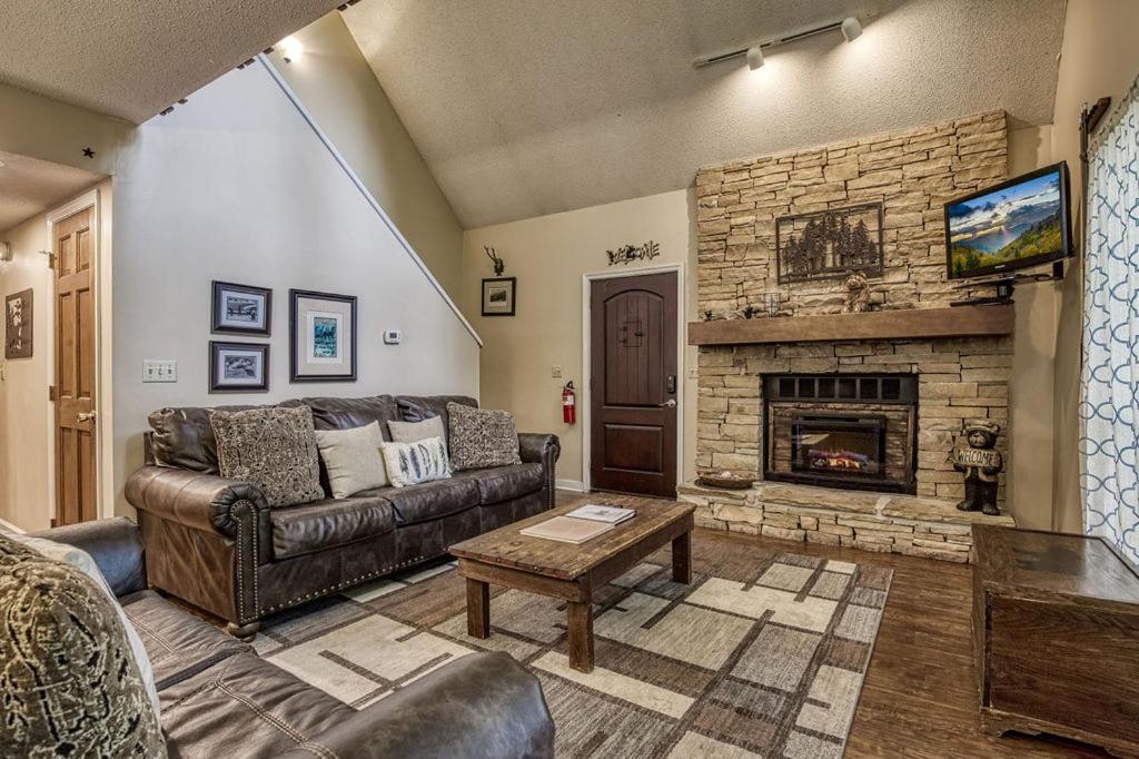 Moonshine Chalet, Hot Tub, Pool Access, Wifi, 1089 Free Tickets Each Paid Day, Dollywood And More Гатлинбург Экстерьер фото