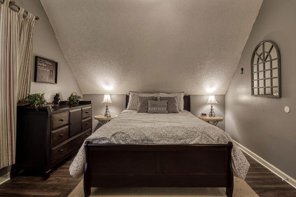 Moonshine Chalet, Hot Tub, Pool Access, Wifi, 1089 Free Tickets Each Paid Day, Dollywood And More Гатлинбург Экстерьер фото