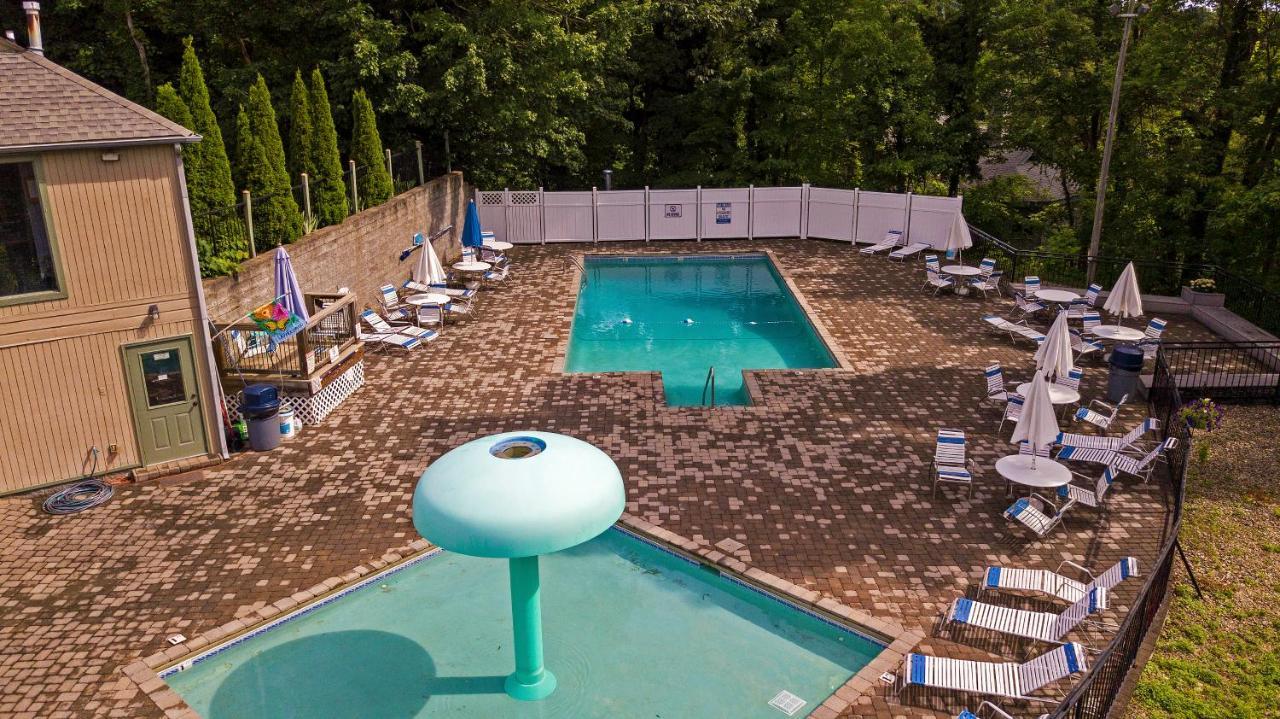 Moonshine Chalet, Hot Tub, Pool Access, Wifi, 1089 Free Tickets Each Paid Day, Dollywood And More Гатлинбург Экстерьер фото